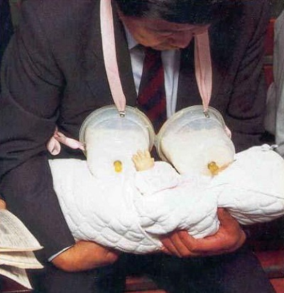 Устройство, позволяющее мужчинам отчасти испытать удовольствие от кормления младенца грудью.